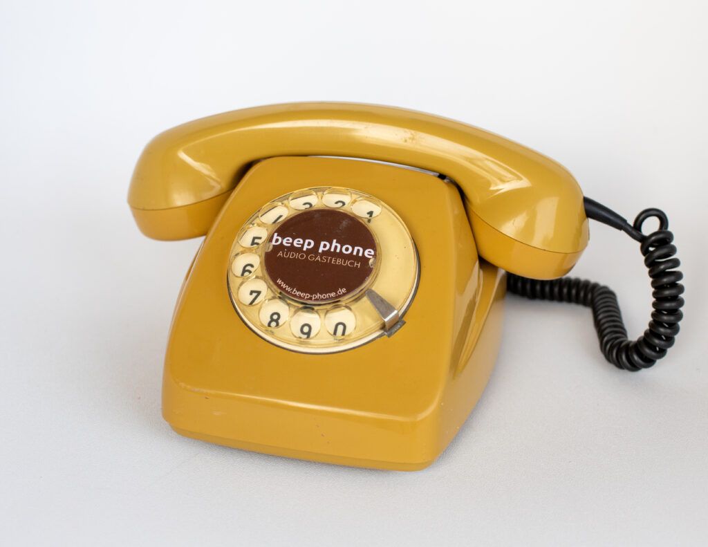 Beep Phone Audio-Gästebuch in Ocker